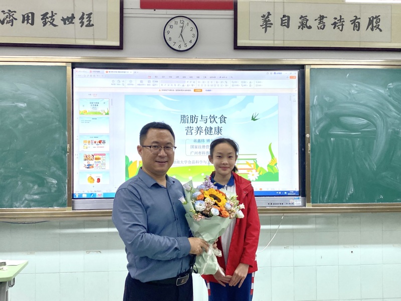 学生代表和蒋鑫炜老师合影